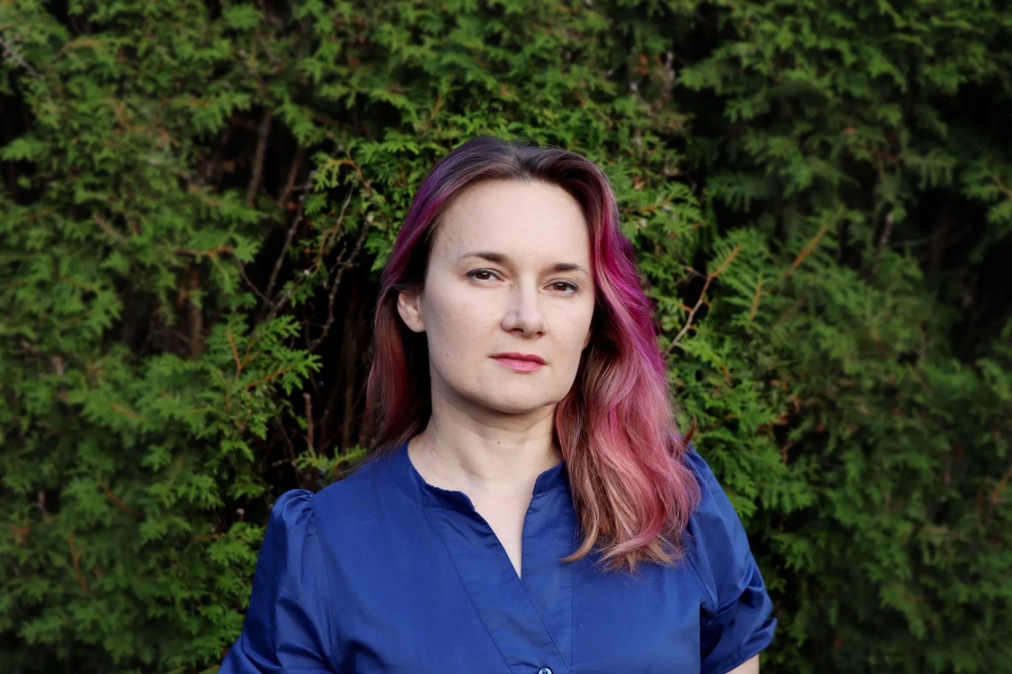 Portrait, green hedge